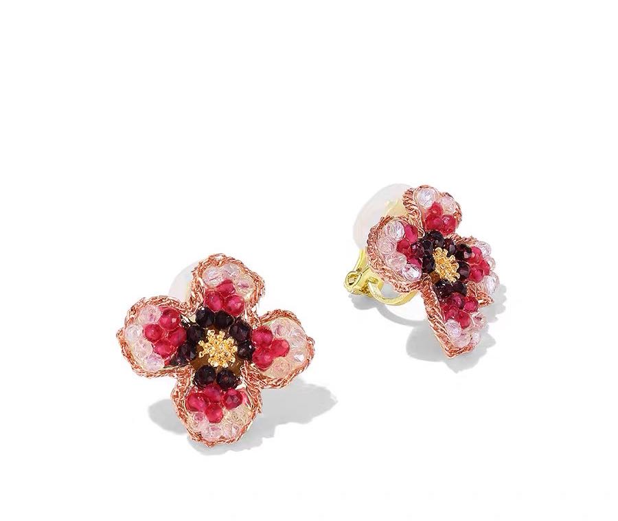Lobes Floral Stud Earrings in Red