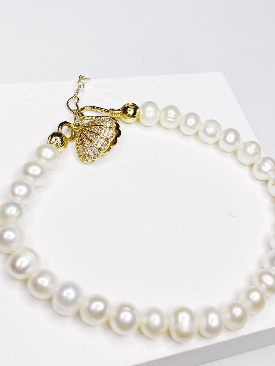 Pearl Bracelet With Shell Shape Charms.