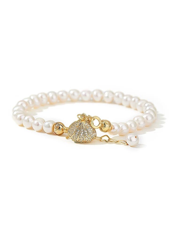 Pearl Bracelet With Shell Shape Charms.
