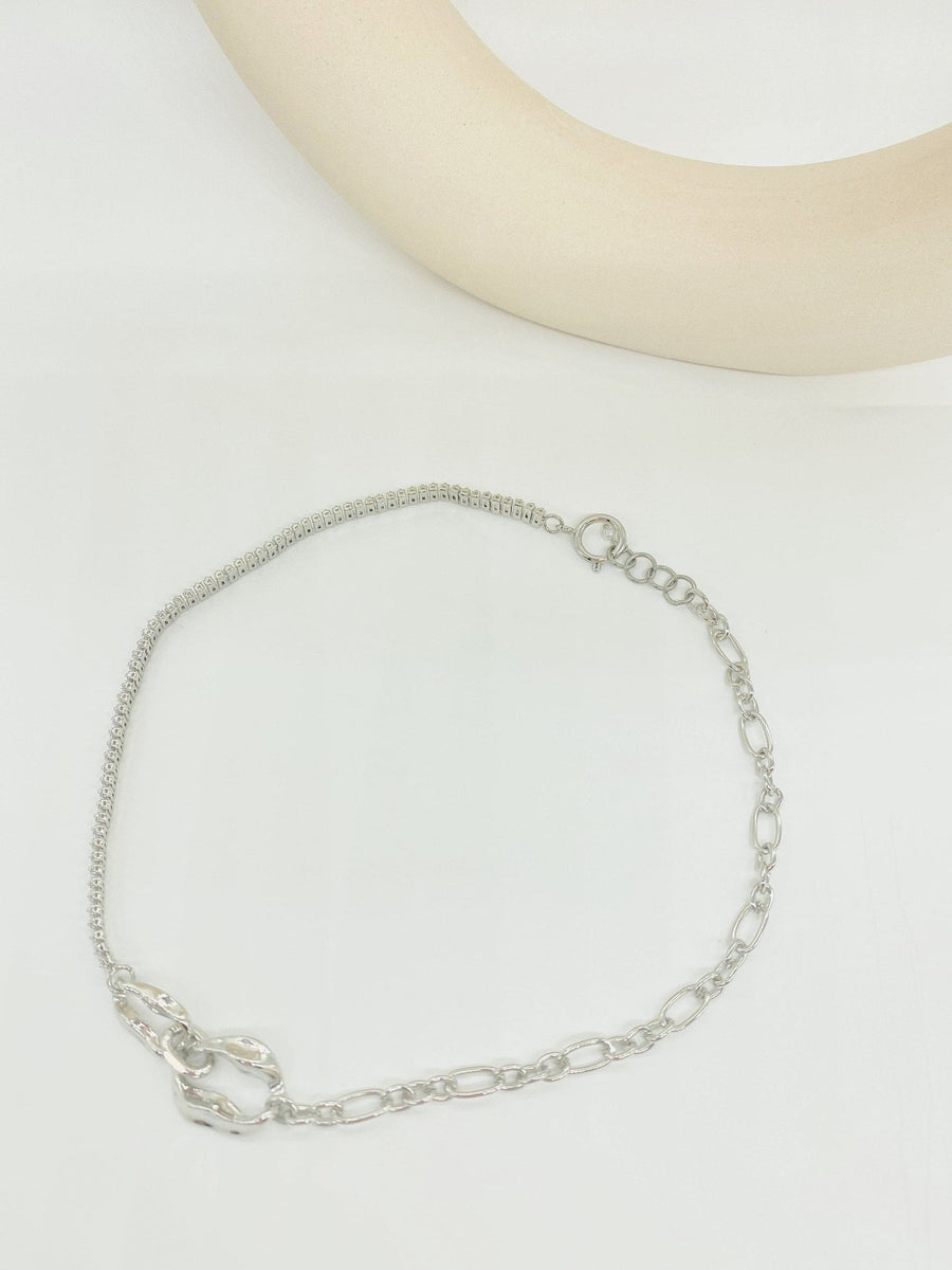 Silver Irregular Oval Chocker Necklace.